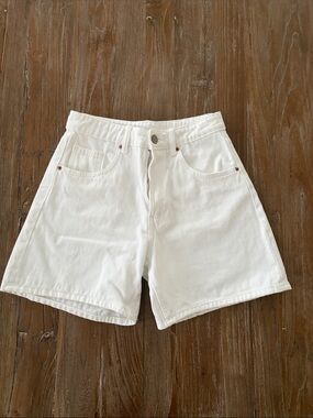 Zara White Women's Denim Shorts size 4